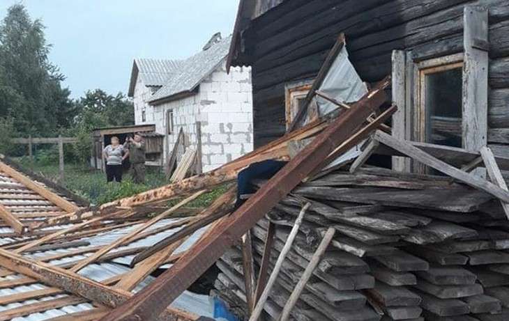 Ветер сорвал крышу предприятия в Несвиже и бросил на жилой дом