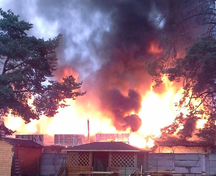 В Гомельском районе горел склад с деревянной продукцией