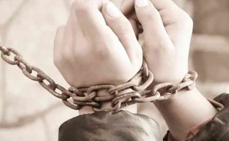 «Мама надела на шею цепь от коровы и стала душить». Стали известны подробности гибели 9-летней девочки в приемной семье фермеров