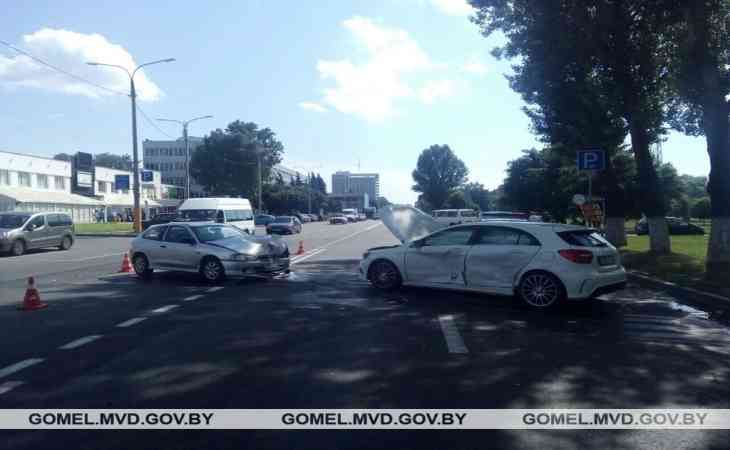 В Гомеле две автоледи столкнулись на выезде из парковки: одна женщина пострадала
