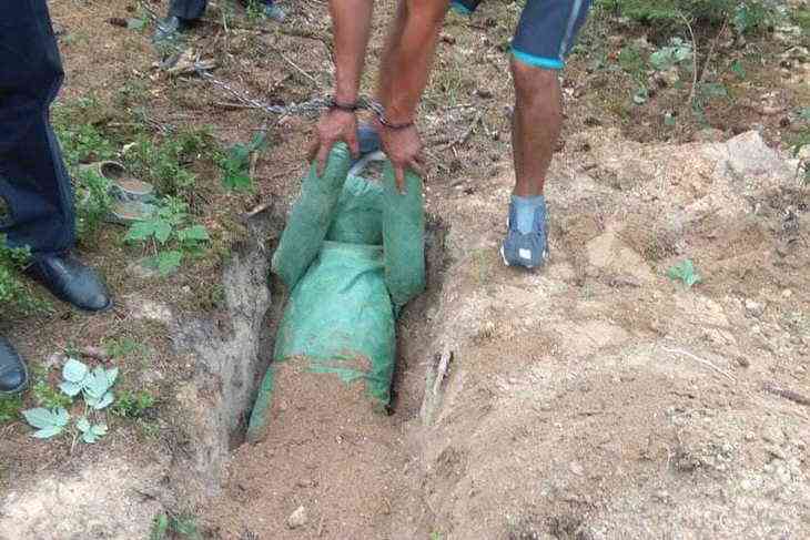 В Дзержинске молодые люди вывезли в лес должника, засыпали песком и требовали деньги