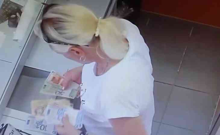 «Не отходя от кассы»: В Копыльском районе клиентка банка подняла с пола чужие $100 и сразу же оплатила кредит