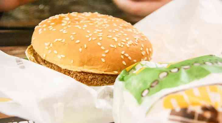 Девушка съела рекордные 32 бургера за 10 минут