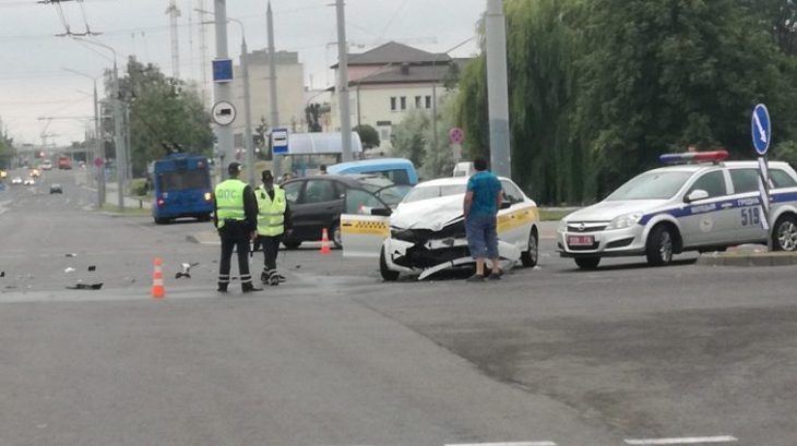 Такси и минивэн не поделили перекресток в Гродно: история закончилась печально