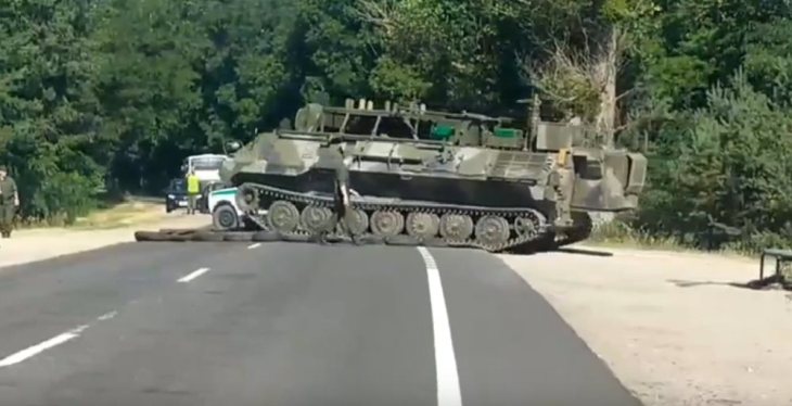 Нестандартно: в Бресте военные положили на дорогу покрышки, чтобы не портить асфальт гусеницами Нестандартно: в Бресте военные положили на дорогу покрышки, чтобы не портить асфальт гусеницами