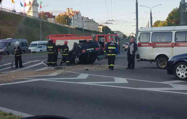 Под 200 км/ч. Honda в центре Могилева влетела в столб: жуткие последствия 