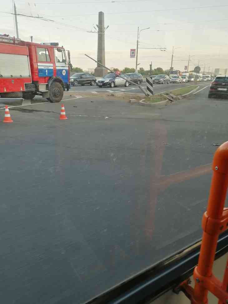 Под 200 км/ч. Honda в центре Могилева влетела в столб: жуткие последствия 