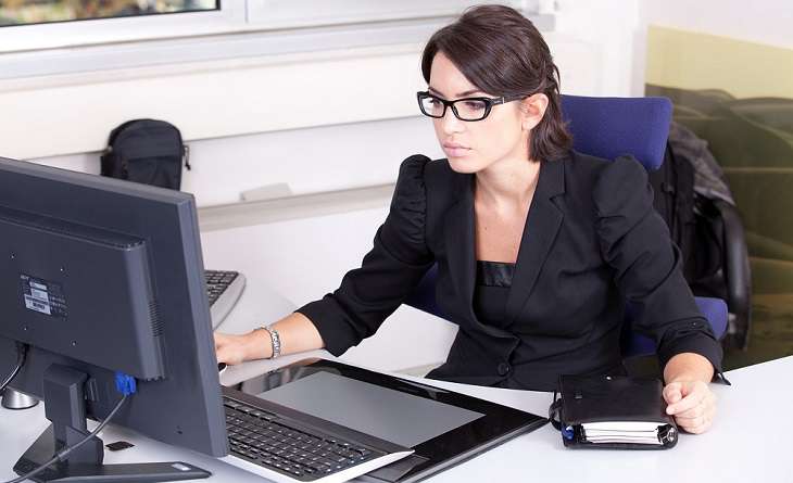 Белстат: Белорусские женщины работают в два раза больше, чем француженки