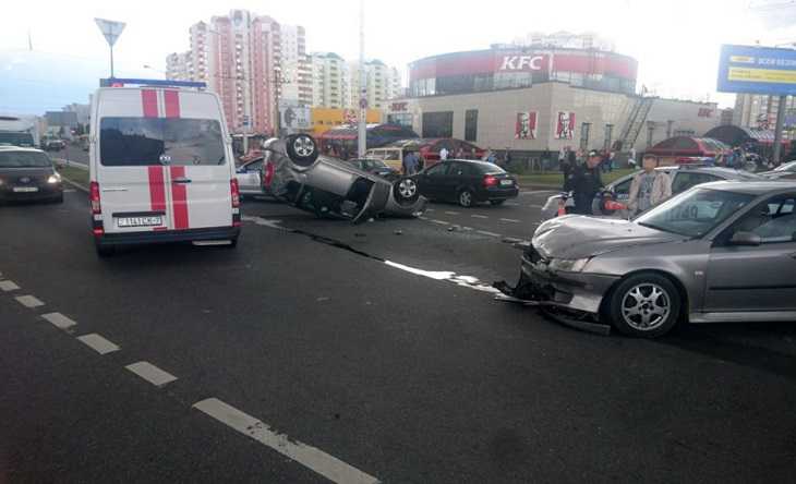 В Минске на Каменной Горке Skoda после столкновения с Saab перевернулась на крышу