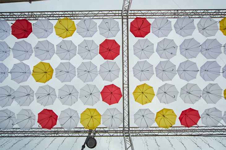 Над минской улицей появилось 140 разноцветных зонтов. Зачем?