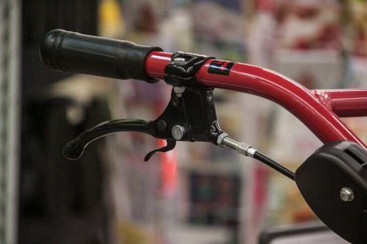 В Минске велосипедист наехал на пешехода: ищут очевидцев и самого велосипедиста