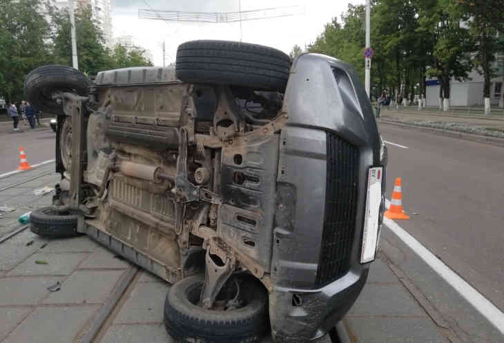 В Витебске легковушка перевернулась и вылетела на трамвайные пути