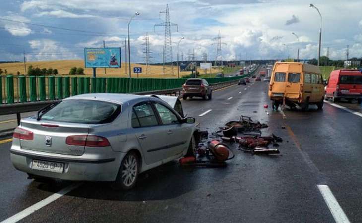 На МКАД Renault влетел в микроавтобус: два человека в больнице