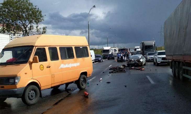 На МКАД Renault влетел в микроавтобус: два человека в больнице
