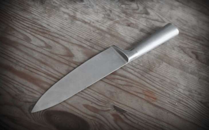 «Пили с самого утра». В Минске пьяный сварщик угрожал приятелю ножом, требуя денег на алкоголь