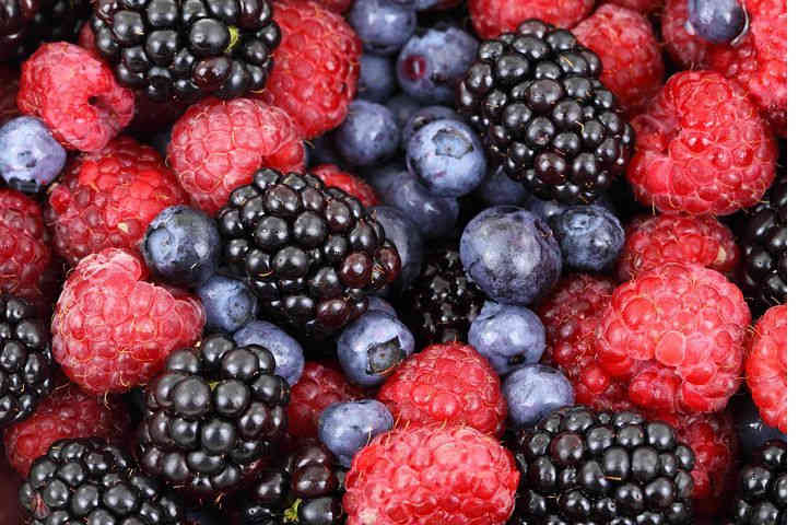 Врачи назвали самые опасные ягоды для аллергиков