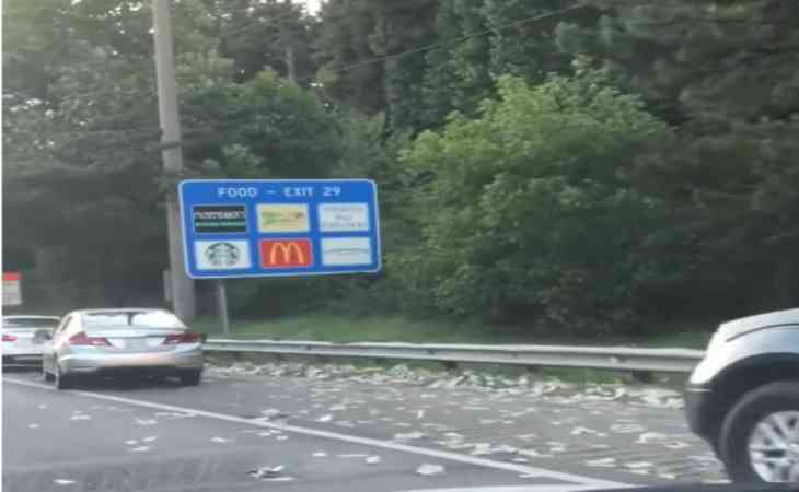 Забавные кадры: инкассаторы рассыпали миллионы долларов на трассе и обогатили случайных водителей