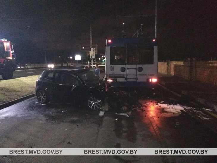 В Бресте троллейбус попал в ДТП. Есть погибшие