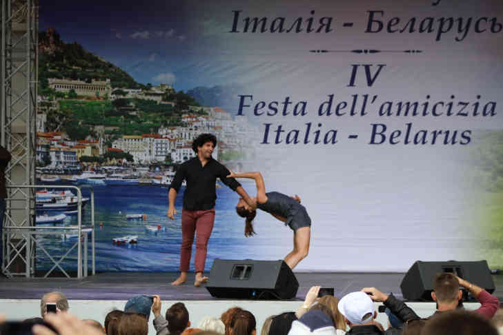 Акробатические флешмобы и бесплатная виза. Как празднуется День культуры Италии в Беларуси