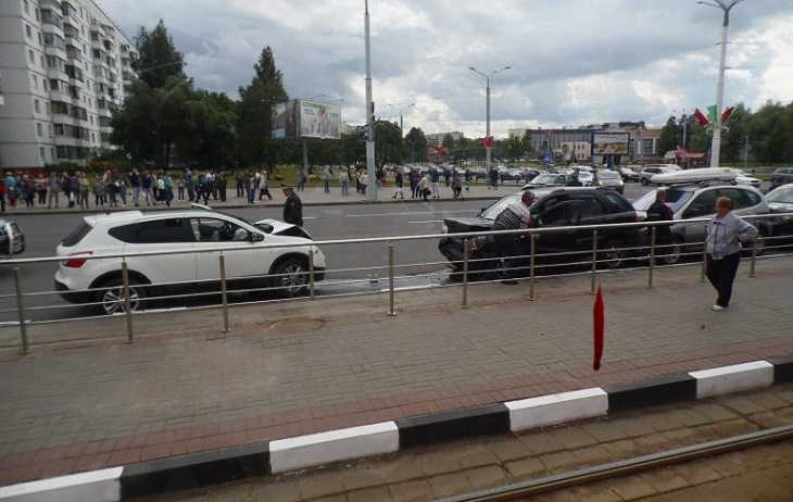 Массовое ДТП в Витебске: Nissan выехал на встречку и врезался в несколько машин