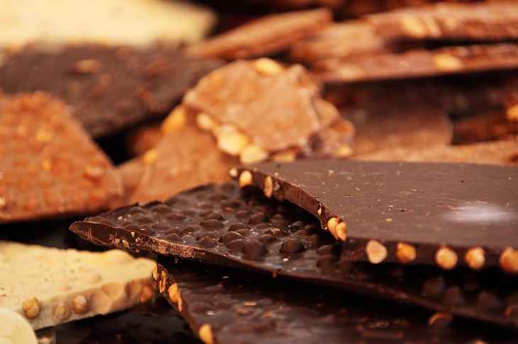 Мужчины похитили 140 плиток шоколада и подарили их случайным знакомым