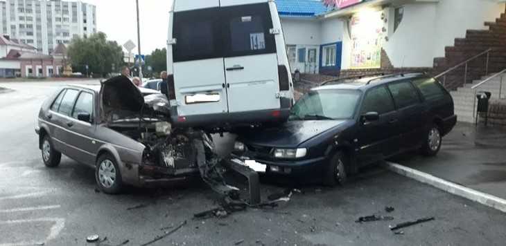В Мозыре после аварии маршрутка «запрыгнула» на капоты сразу двух авто