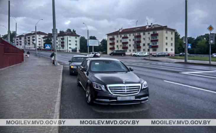 В Могилёве пенсионерка переходила дорогу на «зелёный» и попала под колёса «Мерседеса»