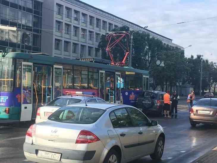 В Минске трамвай и внедорожник не поделили дорогу