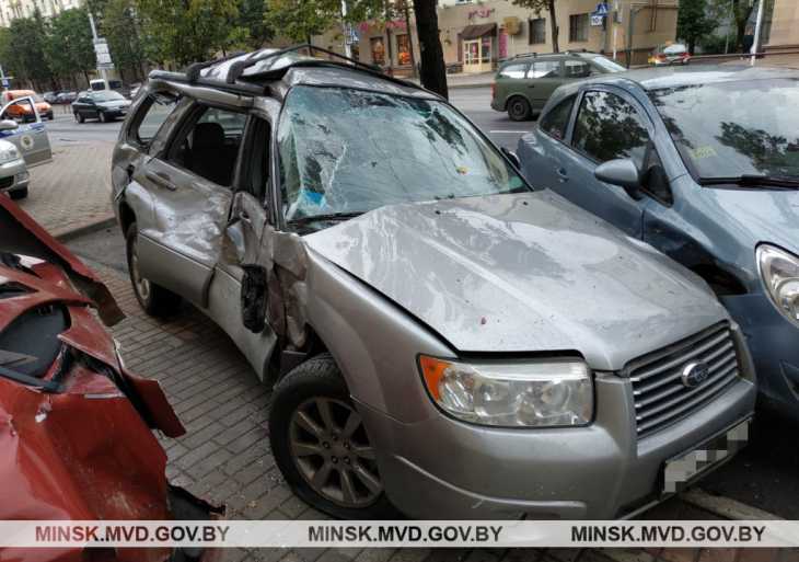 Водитель Subaru снес светофор и разбил четыре легковушки в Минске