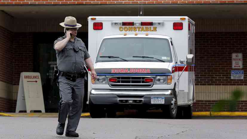 Такси влетело в ресторан: пострадали люди