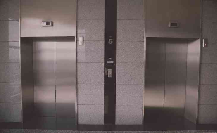 Мясорубка в многоэтажке: 10-летней девочке оторвало палец дверьми лифта
