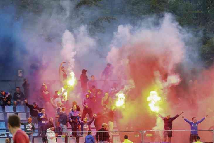 Фанаты минского «Динамо» приехали в Латвию и устроили побоище с фаер-шоу 