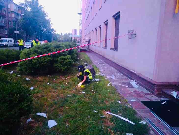 Теракт в Киеве: неизвестный выстрелил в здание телеканала из гранатомета
