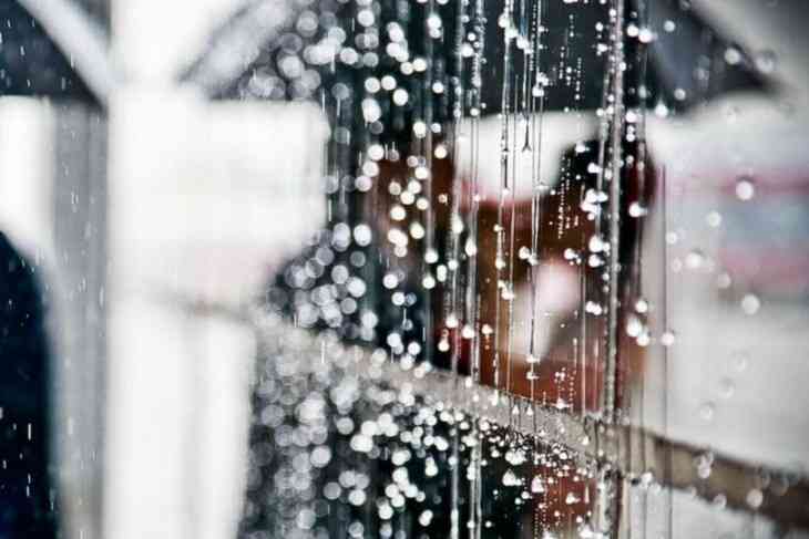 В Пинске после наводнения ловят рыбу с тротуара 