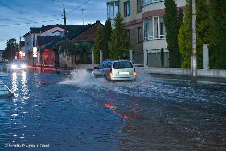 В Пинске после наводнения ловят рыбу с тротуара 