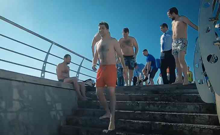 Владимир Зеленский в красных шортах «проинспектировал» температуру воды в Черном море