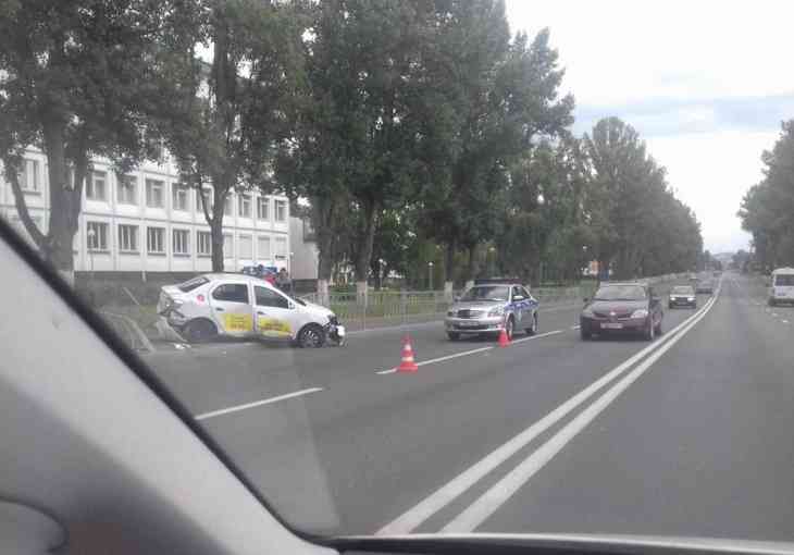 ДТП: в Гомеле такси пробило ограду и вылетело на тротуар