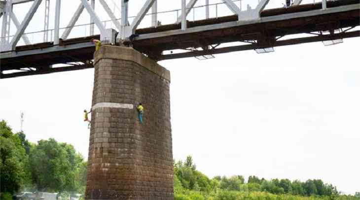 Скалолазы на мосту. В Гомеле поймали парней, зависавших над Сожем  