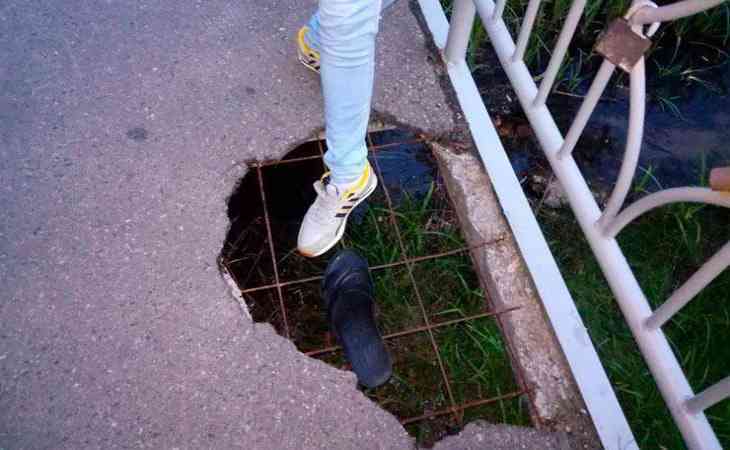 «И по такому мосту ходят люди»: В Гомеле на мосту появилась огромная дыра