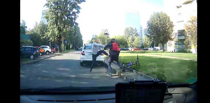 В Минске водитель набросился на велосипедиста за езду по дороге