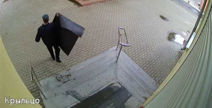 Спасал планету от мусора. Минчанин рассказал, почему уносил коврики от стоматологии