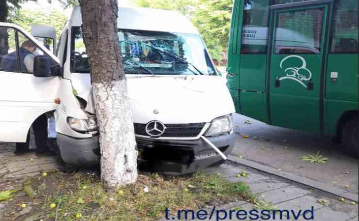 В Барановичах маршрутка влетела в дерево. Пять человек в больнице