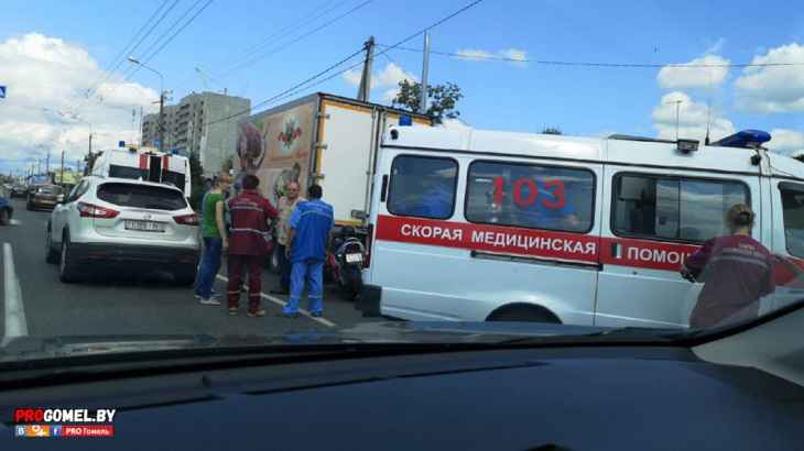 В Гомеле в ДТП пострадала девушка-байкер: на место выехали три кареты скорой помощи