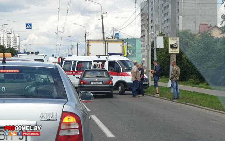 В Гомеле в ДТП пострадала девушка-байкер: на место выехали три кареты скорой помощи