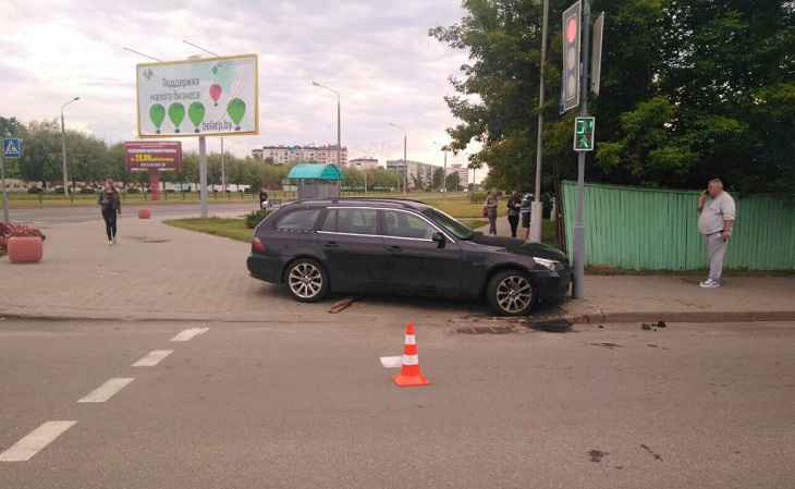 ГАИ: BMW, из-под которого доставали женщину на тротуаре в Бобруйске, уходил от столкновения