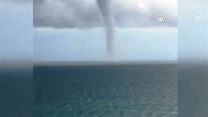 Мощный смерч в Черном море сняли на видео