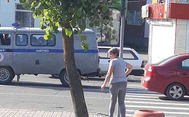 В Бобруйске мертвецки пьяный задержанный на ходу выпал из милицейского УАЗика