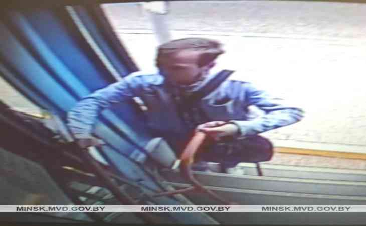 Разбил окно в трамвае и сбежал: в Минске разыскивают хулигана