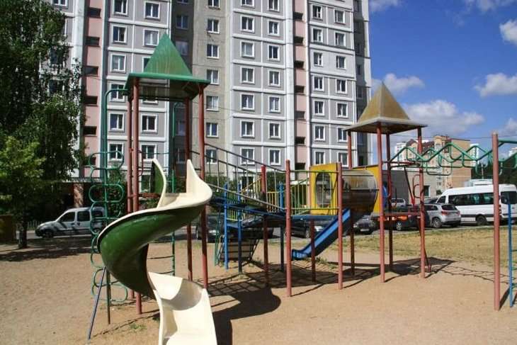 Пьяный бобруйчанин выбрасывал из окна банки с квасом – возбуждено уголовное дело 