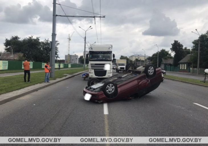 В Гомеле массовое ДТП: Geely попал под фуру и опрокинул Opel В Гомеле массовое ДТП: Geely попал под фуру и опрокинул Opel